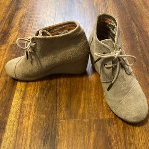 Tom’s suede wedges